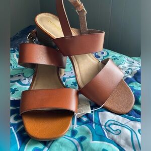 Old Navy tan/brown size 10 chunky heel